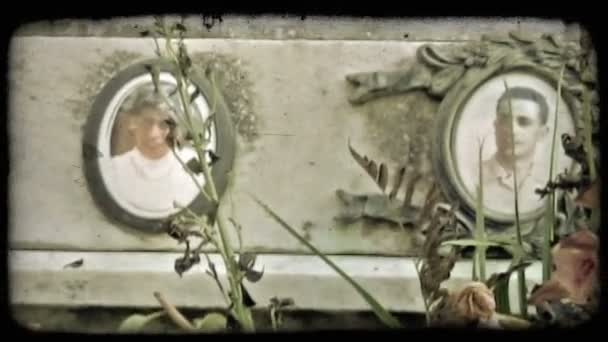 Een Pan Links Van Een Italiaanse Grafsteen Vintage Gestileerde Videoclip — Stockvideo