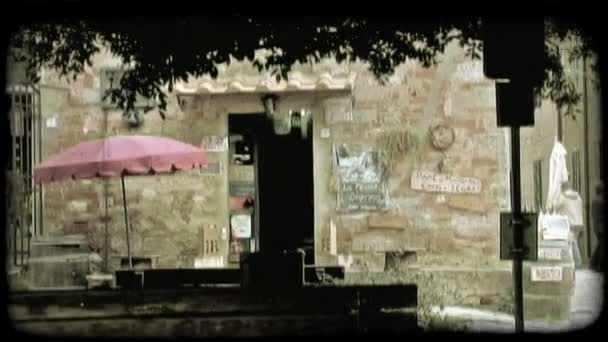 Людина Встановлює Парасольку Вулиці Магазин Італії Урожай Стилізовані Відеокліпу — стокове відео