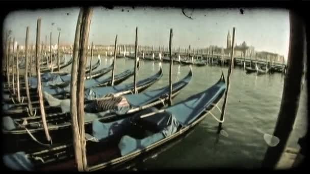Širokoúhlý Objektiv Záběr Několika Gondoly Doku Benátky Canal Grande Vintage — Stock video