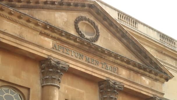 Aufnahme Einer Griechischen Schrift Auf Einem Gebäude England — Stockvideo