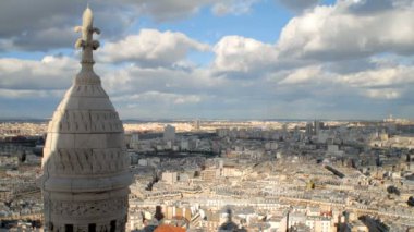 Arka planda Sacre-Coeur ile Kuzey Paris, bir payandanın Timelapse.