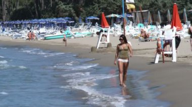 Plaj İtalya boyunca yürüyen kadın.