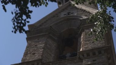Eski kule ile ağaç dalları ön planda üssünden ararken kadeh yukarıya kapatmak