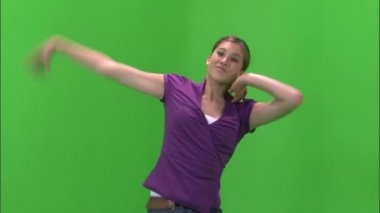 Mor bir gömlek ve pantolon dans bir kız çekim