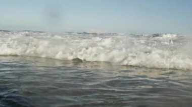 Dalga kamerada - Rio de Janeiro, Brezilya alır. Bir dalga Atlantik Okyanusu içine çeken bir kamera objektifi statik görüntüleri.