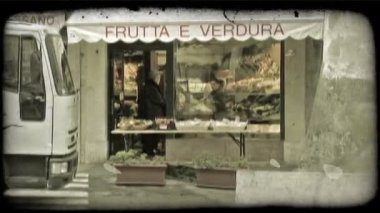 Bir kadeh bir meyve Dükkanı İtalya içinde insanlar. Vintage stilize video klip.