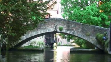 Brugge, Belçika'daki bir kanal bir köprünün altında oluyor vurdu