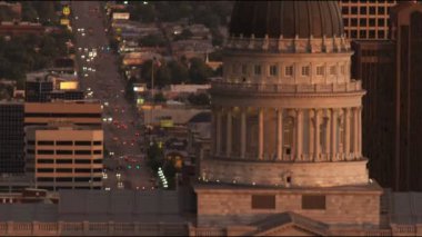 Salt Lake City, Utah, gün batımında, yoğun bir cadde çekim foregrounds bina devlet capitol Capitol Hill filme.