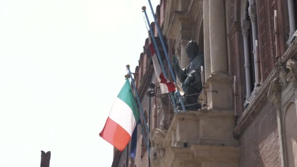ボローニャ イタリアの古い建物の顔にイタリア国旗のワイド ショット — ストック動画