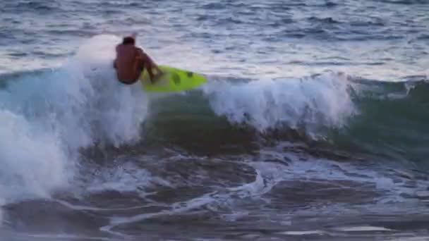 Shot Van Een Jonge Mannelijke Surfer Surfen Langs Kust Costa — Stockvideo