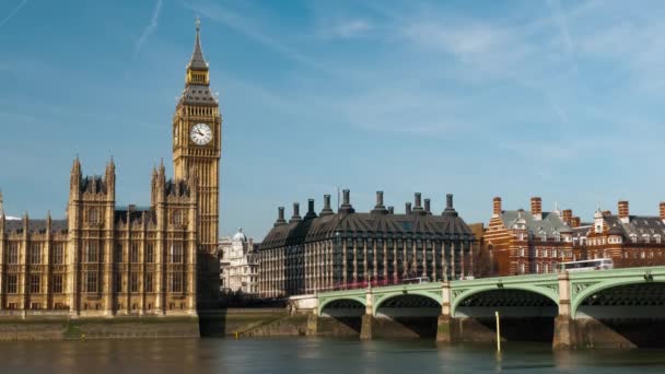 随时间推移在伦敦的威斯敏斯特桥 交通可以看作是对这座桥和泰晤士河大本钟矗立在背景中 — 图库视频影像
