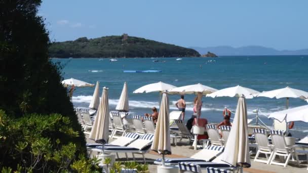 Geniş Bir Beach Resort Punta Ala Talya Okyanusta Adlı Shot — Stok video
