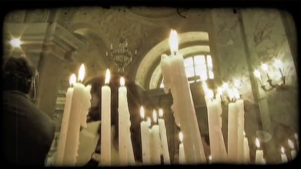 イタリアの大聖堂の祭壇で燃えるろうそくのショット ビンテージの様式化されたビデオ クリップ — ストック動画