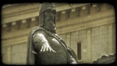 Yakın çekim yaşlı bronz/metal zırh giyen ve Selam Rus arka planda bina ile sağ kolunu uzatarak ayırt edici genel bir at üstüne Rus heykelinin. Vintage stilize video klip.
