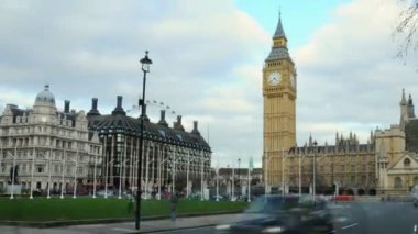 Londra, İngiltere - Ekim 2011: Geniş timelapse tava Saat Kulesi ve street Londra