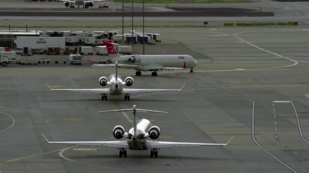 ソルトレイクシティ Circa 2012 ソルトレーク国際空港の滑走路上で飛行機が移動 — ストック動画