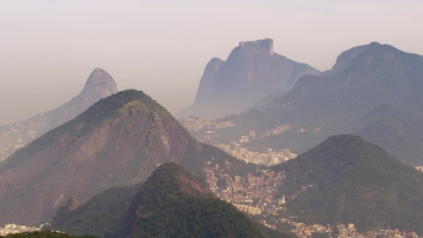 Ρίο Ντε Τζανέιρο Περιστοιχισμένα Από Βουνά Στη Βραζιλία — Αρχείο Βίντεο
