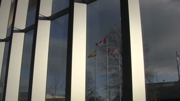 Vancouver Kanada Październik 2012 Szeroki Strzał Odbiciem Kanadyjskiej Flagi Vancouver — Wideo stockowe