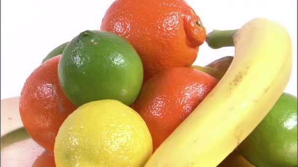 Tiro Una Variedad Frutas Plato Giratorio Una Pantalla Blanca — Vídeos de Stock