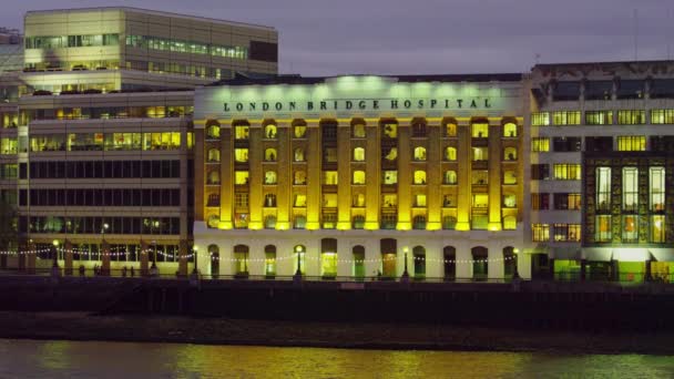 英国伦敦 2011 在前台与泰晤士河和伦敦桥医院及其相邻建筑物背景的静止拍摄 — 图库视频影像