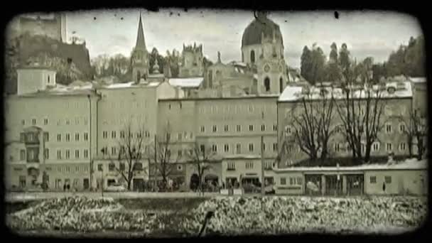 Middelgrote Pan Van Oude Binnenstad Van Salzburg Grenzend Aan Een — Stockvideo
