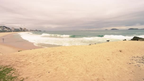 巴西里约热内卢 2013 慢动作锅的人 做着倒立在巴西里约热内卢海滩上 上海滩和一些鸟类飞到白色的沙滩上看到其他人 — 图库视频影像