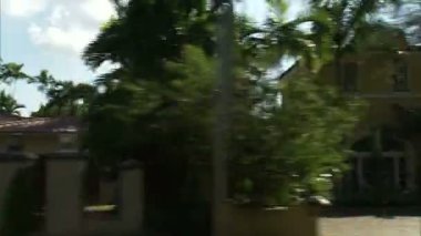 Bir kamyon Miami bir yerleşim bölgesinde geçerken ateş.