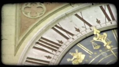 24 saat analog yakın çekim çekim İtalya'da saat. Vintage stilize video klip.