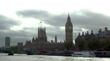 Westminster Sarayı ve Westminster bridge, Londra, İngiltere önünde Thames Nehri üzerinde Kuşlar uçar.