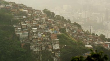 Rio de Janeiro dağının yamacında inşa edilmiş evlerin hala panorama çekim. Brezilya'da çekildi.