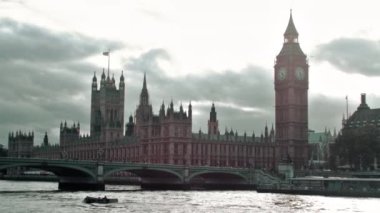 Westminster Sarayı görünümünü akşam, Big Ben ve Westminster bridge, Londra, İngiltere genelinde tava kaydırma..