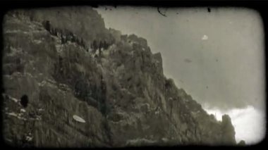 Soğuk kar ve buz ile çam ve Rocky Dağları Utah Timpanogos yakın kayalık çıkıntıları üzerinde tünemiş yaprak dökmeyen ağaçlar karla kaplı dağ baş ucu üst kayalıklarla kapalı drift. Vintage stilize video klip.