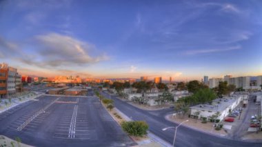 Bir sabah erken görünümü University of Nevada, Las Vegas ve güneşin doğuşunu balıkgözü görünümünü.