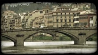 Bir nehir İtalya köprüden bir kadeh. Vintage stilize video klip.