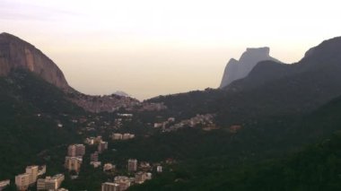 Yüksek tanımlı yaylaları ve Binalar - Rio de Janeiro, Brezilya Hava atış. Çekim ek olarak tırmanma konut kentin doğal peyzaj derin Yeşiller yakalar.