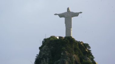 Rio De Janeiro, Brezilya - Haziran 2013: İsa heykeli, Rio de Janeiro açık orta kadeh. Bir helikopterden ateş.