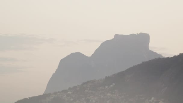 Панорамный Снимок Гор Домов Рио Жанейро Бразилия Камера Медленно Качается — стоковое видео