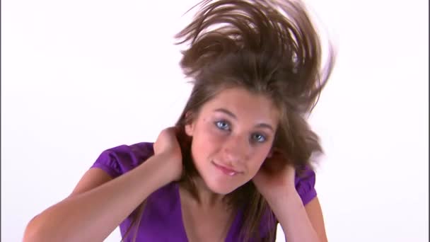 拍摄的姑娘跳舞 穿着一件紫色的衬衫和牛仔裤 — 图库视频影像