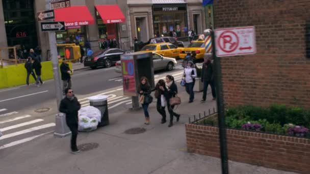 Sledovací Záběr Rušné Ulice Nápis Ulice Názvem Bleecker Viditelný New — Stock video