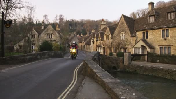 Motosiklet Tarafından Sevk Üstünde Yol Ile Eski Taş Köy Geniş — Stok video