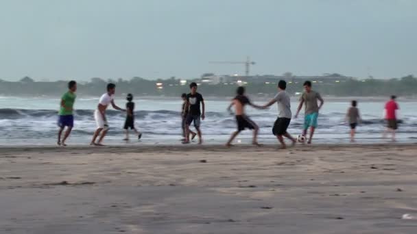バリ島のビーチでサッカーを遊んでいる子供たちのワイド ショット — ストック動画