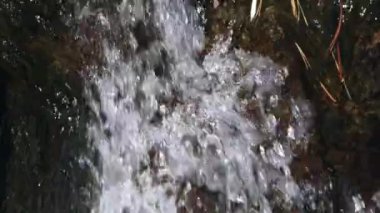 Ağır çekim portre çekim alt isabet şelale.