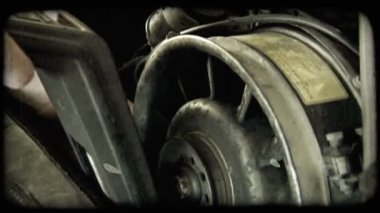 Elektronik okuyucu bir otomobilin upbcaps özellikleri ölçmek ve parçaları lastik için kullanılır. Vintage stilize video klip.