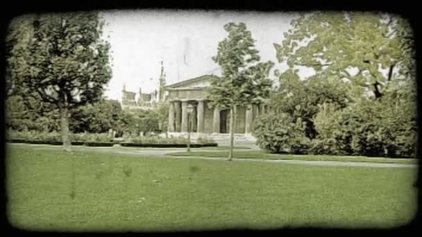 Shot Garden Vienna Ancient Structure People Passing Vintage Stylized Video — Stock Video