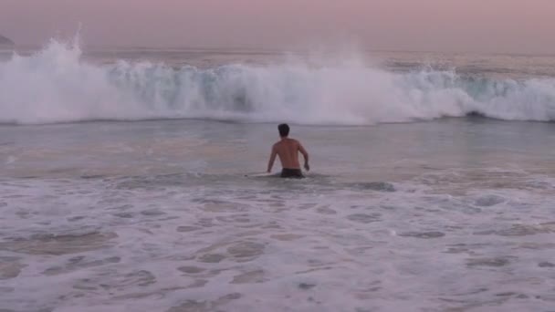 Slow Motion Spårning Skott Manlig Surfare Försöker Fånga Våg Som — Stockvideo