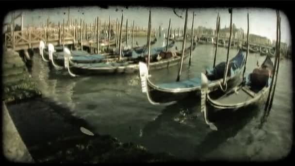 Varias Góndolas Atadas Muelle Canal Venecia Vintage Clip Vídeo Estilizado — Vídeos de Stock