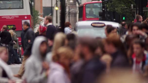 2011年10月8日 伦敦北苏霍拥挤的牛津街静止拍摄 站在前台的人模糊不清 焦点在背景中是汽车和红色公交车的流量 — 图库视频影像