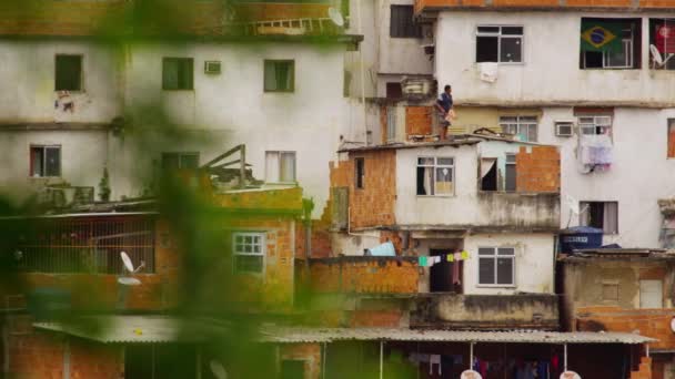 里约热内卢 2013年6月23日 贫民窟立面从左到右慢锅 可以看到一个人站在屋顶上放风筝 — 图库视频影像