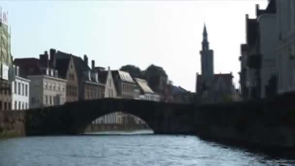 Time Lapse Shot Van Wolken Een Hoge Toren Stad Brugge — Stockvideo