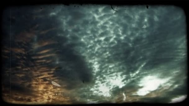 Longo Fluxo Nuvens Deriva Tempo Lapso Como Sol Põe Vermelho — Vídeo de Stock